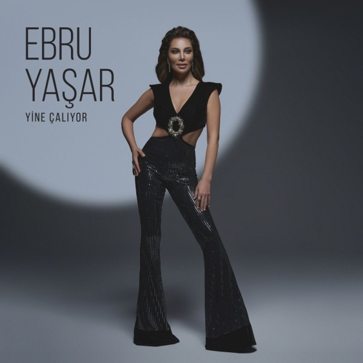 Ebru Yaşar - Yine Çalıyor